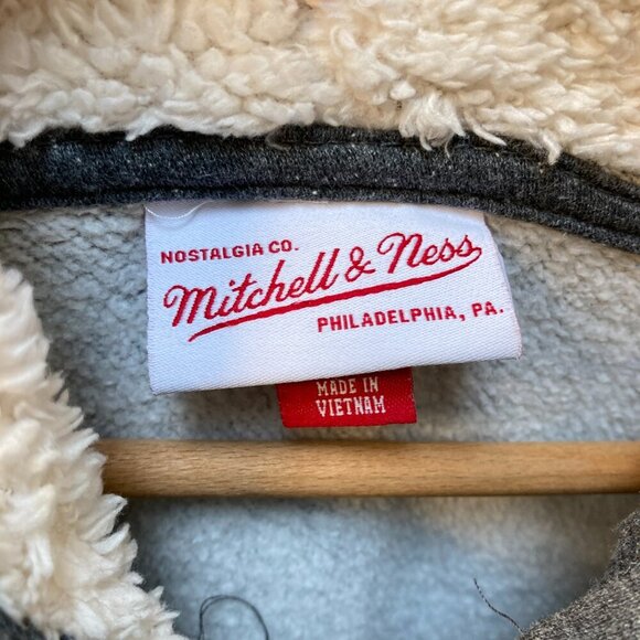 Boston Bruins Mitchell and Ness Throwback Varsity B Logo Hoodie Size Small - Picture 4 of 10